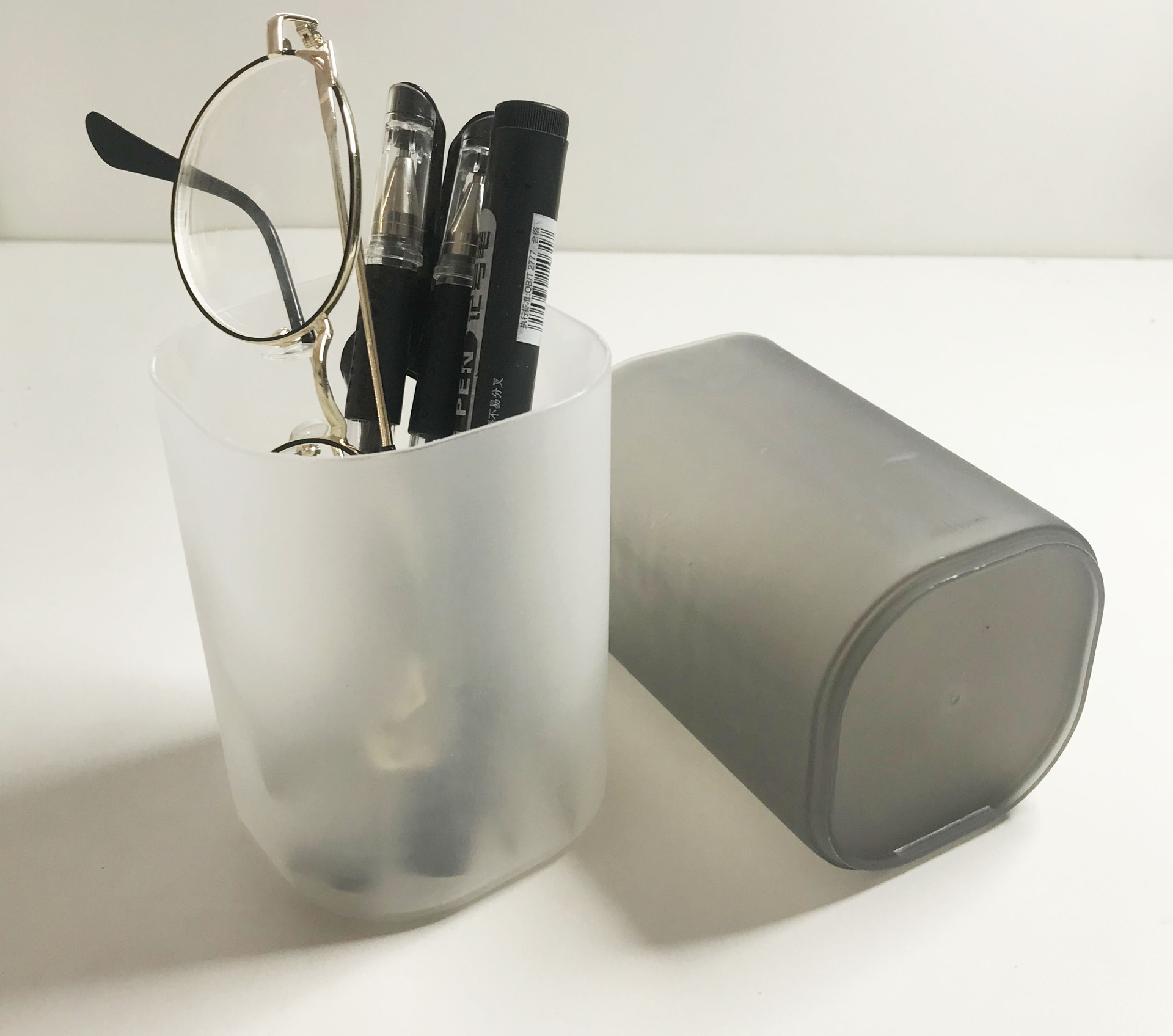 Escritorio caja de almacenamiento esmerilado simple transparente titular de la pluma papelería maquillaje cepillo lápiz labial contenedor de almacenamiento