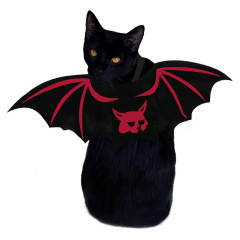 越境ハロウィンのペットはペットのコウモリの翼の服を責めます。