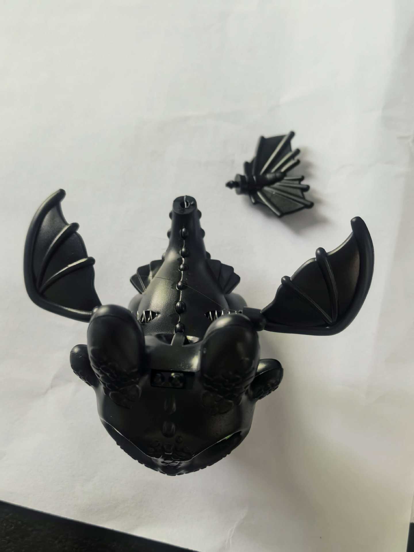 New car accessory: Toothless figure with swinging wings, sensor-activated flashing lights, eyes, keychain accessory, helmet decoration