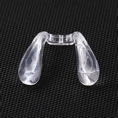 兒童眼鏡連體托葉扭螺絲式馬鞍鼻托插入硅膠防滑透明批發眼鏡配件