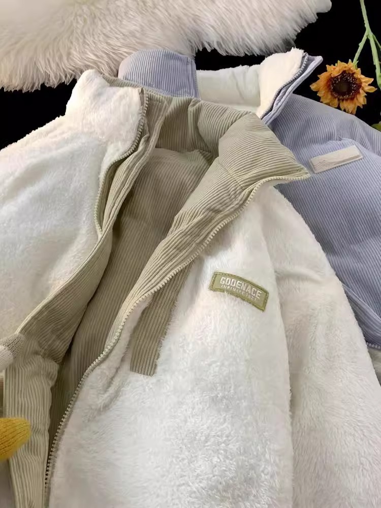 両面にはラベル付きのスタンドカラーの綿入れを着ています。