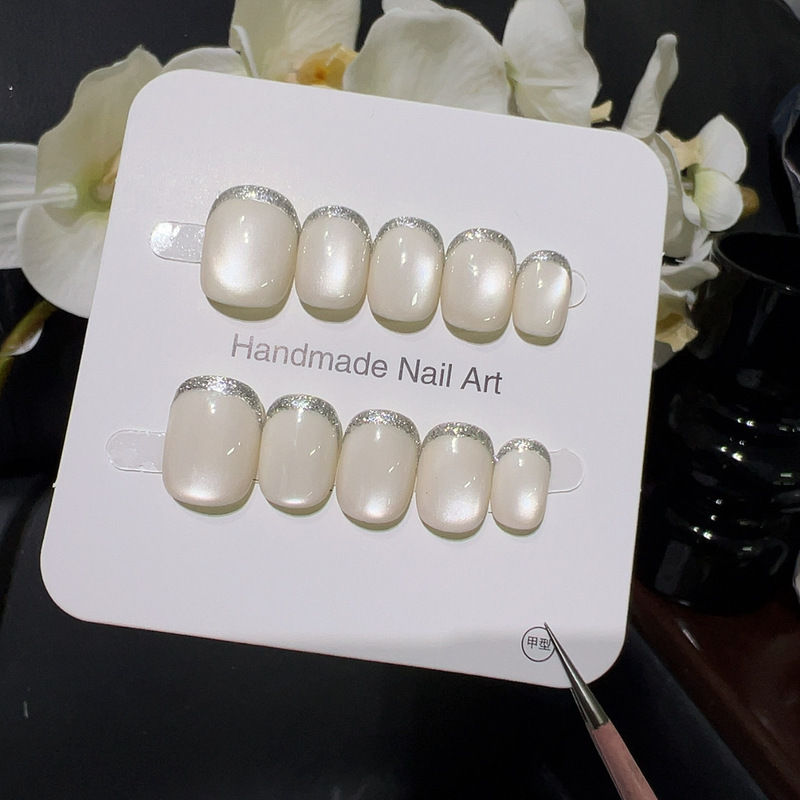 [Silver-Encrusted Soft Shell] Milky White Pearl Luster Silver Glitter-Edged Manicure That Enhances Complexion and Elegance, Removable False Nails