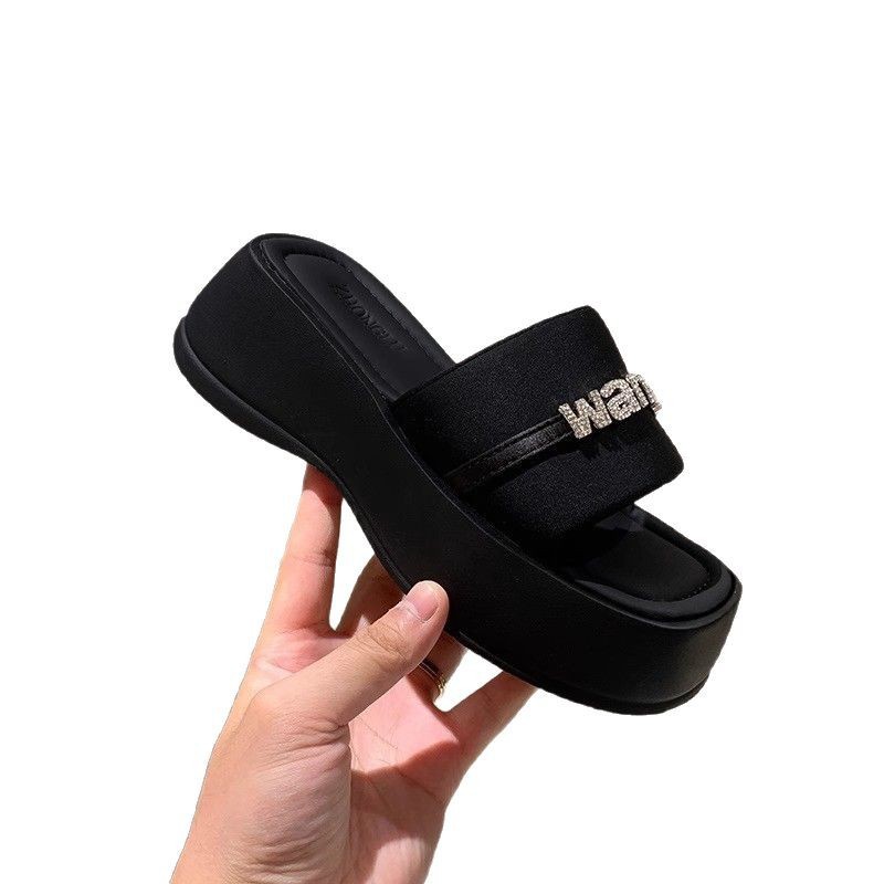 Zapatillas de mujer 2026 verano nuevo fondo grueso sandalinas de diamante moda versátil casuales anti-deslizante zapatillas frías