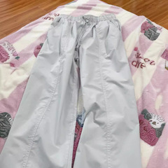 水洗い工装ズボンの女性は夏に薄着で腰がゆったりしています。