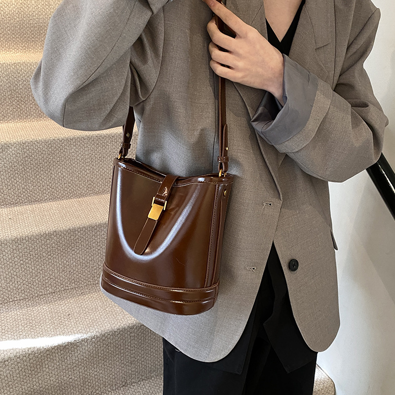 Alto sentido retro bolso de cubo 2024 otoño invierno nuevo bolso de mujer bolso de hombro de moda universal super caliente bolso de mochila