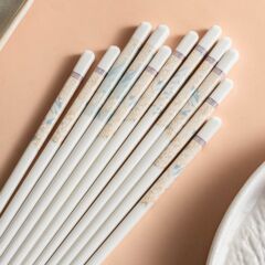 陶磁器の箸景徳鎮の人気モデルの時間は陶磁器の箸を散歩します。