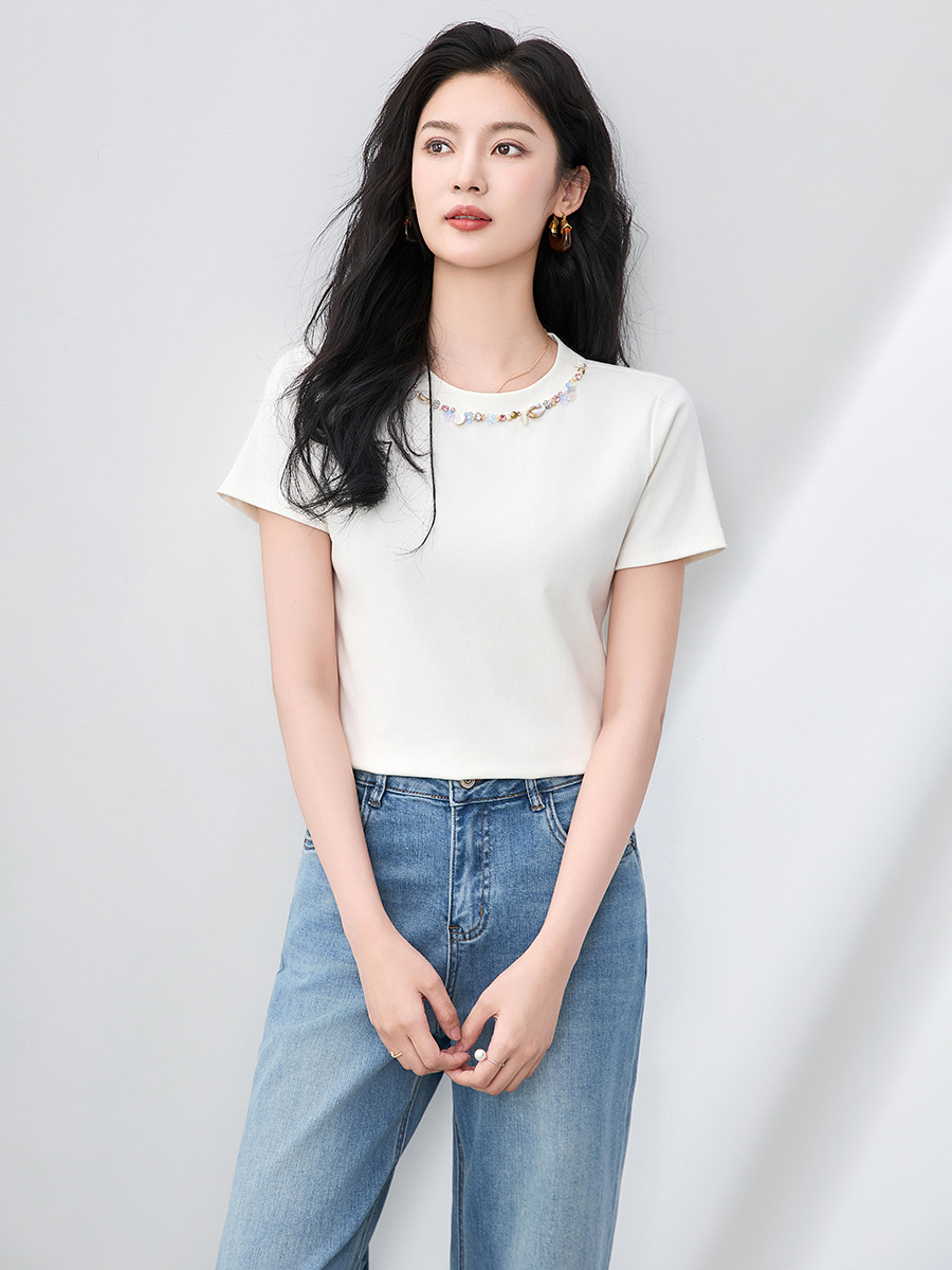 Áo thun cổ tròn đính cườm ốc xà cừ nữ tay ngắn ôm dáng — Màu trắng