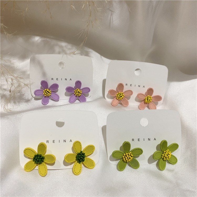 Fresh elegant cute sophisticated small earrings