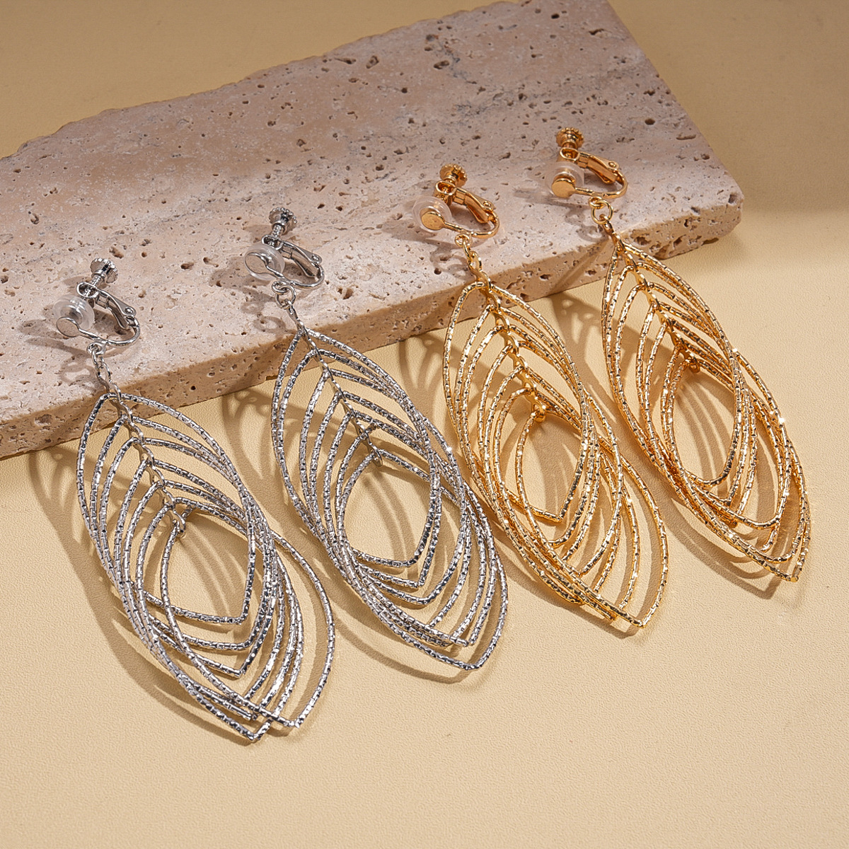 Europa y América sensación de metal geometría elíptica hueco cruzado sin agujeros de orejas abrazaderas de moda transfronterizas personalidad alta sensación pendientes