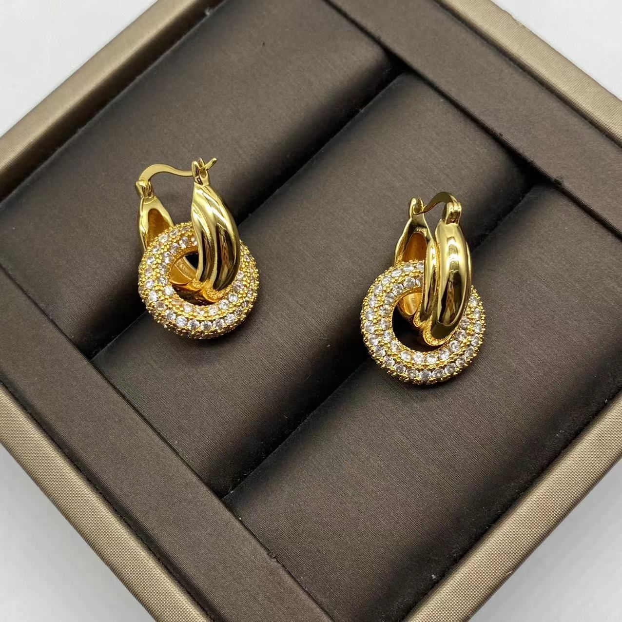 Retro francés europeo y americano en línea rojo estilo frío metal brillante diamantes pernos de orejas de alta calidad estilo nicho orejas