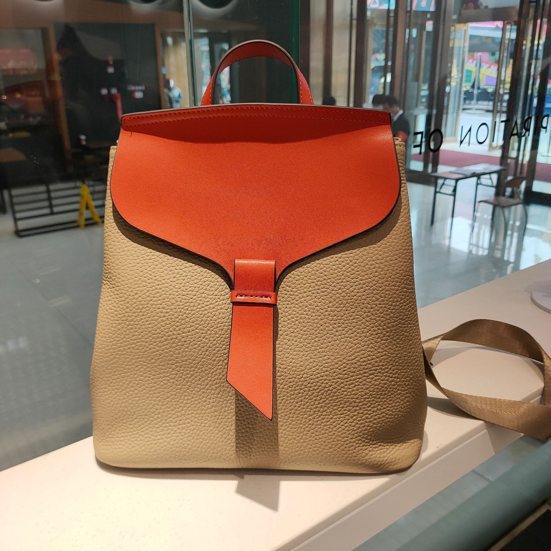 Mochila de piel de vaca de las mujeres 2024 nueva moda de moda bolso de las mujeres del todo fósforo estilo coreano simple casual retro pequeña mochila