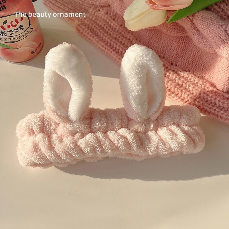 顔を洗って髪を洗って新型の少女の韓国の化粧をつけてマスクの専用のカチューシャをつけます。