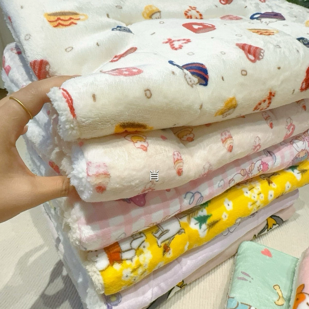 Коврик для животных, лежанка для кошек, из молочного и овечьего вельвета, утолщенный хлопковый наполнитель, для Тедди, Корги, осенне-зимний, мягкий и утолщенный.