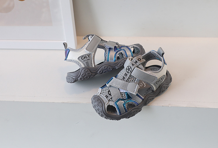 2023 Sommer Neue Kindersandalen, Baotou Anti-Kick-Strandschuhe mit weicher Sohle für Jungen, Ausgehöhlte Sportsandalen für Mädchen_voghion.com