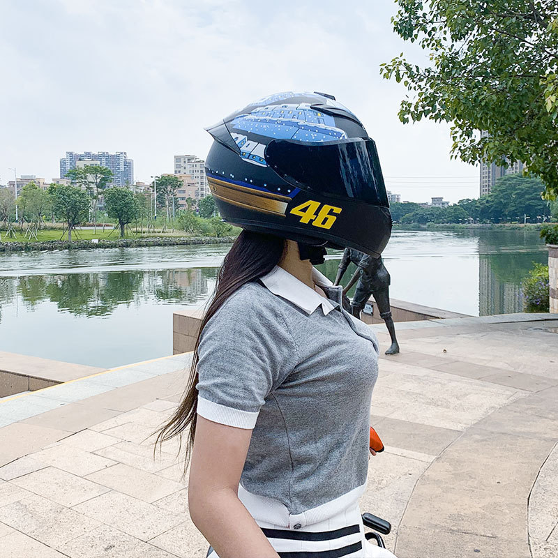 男性と女性のための Qike オートバイ ヘルメット、オールシーズンライダーのための冬のパーソナライズされた電気自動車ヘルメット、Bluetooth オートバイ フルフェイス ヘルメット