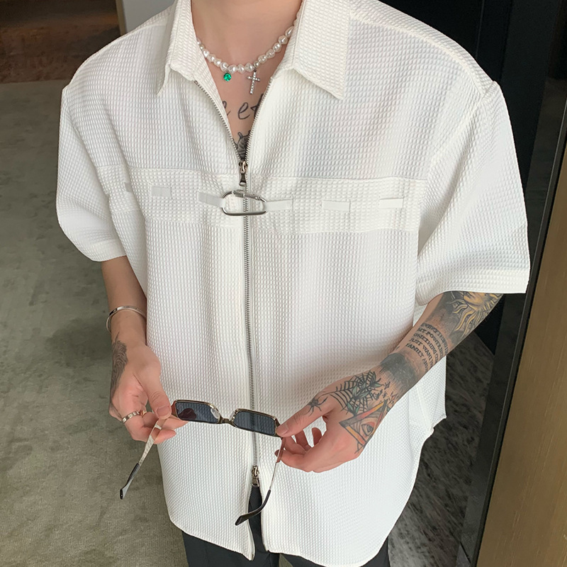 Waffle nuevo diseño de la camisa de la cremallera de los hombres de estilo coreano nicho de metal ruffle guapo camisa de manga corta de moda abrigo de marca delgada
