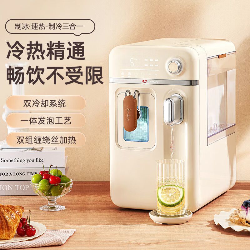 Small fast ice cubes for commercial use, USA, fully automatic