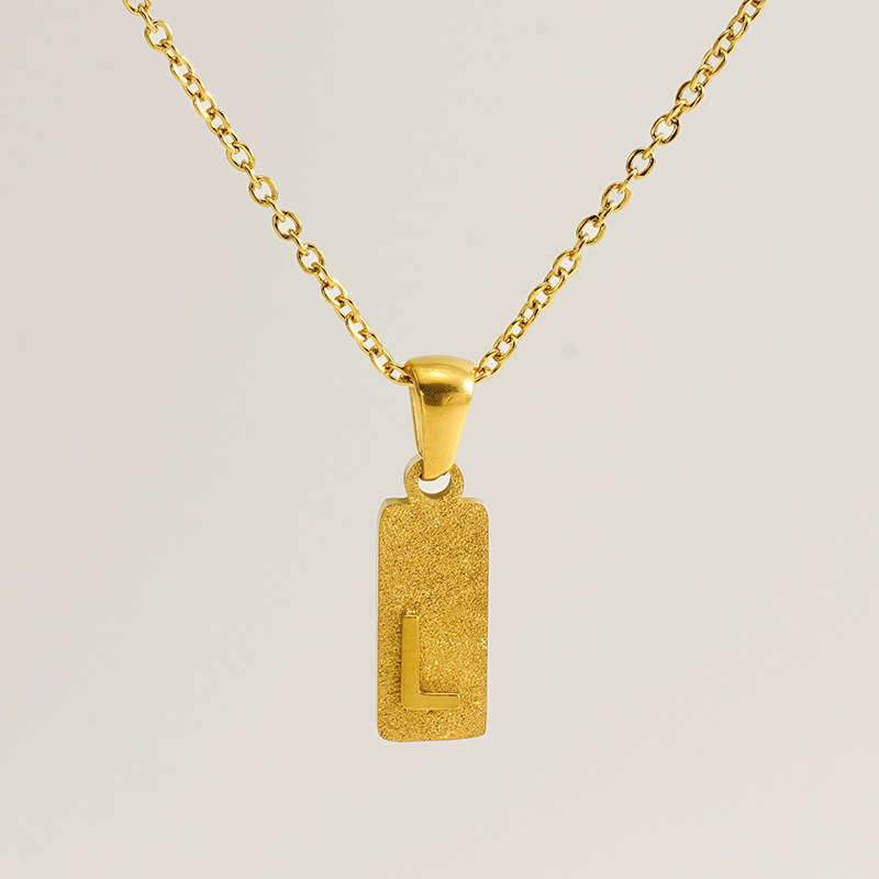 Nuevo estilo europeo y americano 26 colgante de letras inglesas de acero inoxidable prensado de arena collar de cadena de clavícula de letras rectangulares mujeres