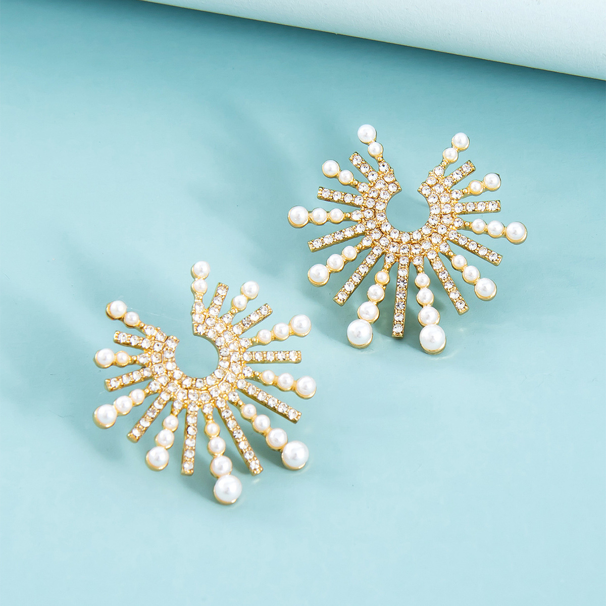 Creative C-shaped Sunflower Diamond Pearl Earrings Ear Jewelry display picture 3