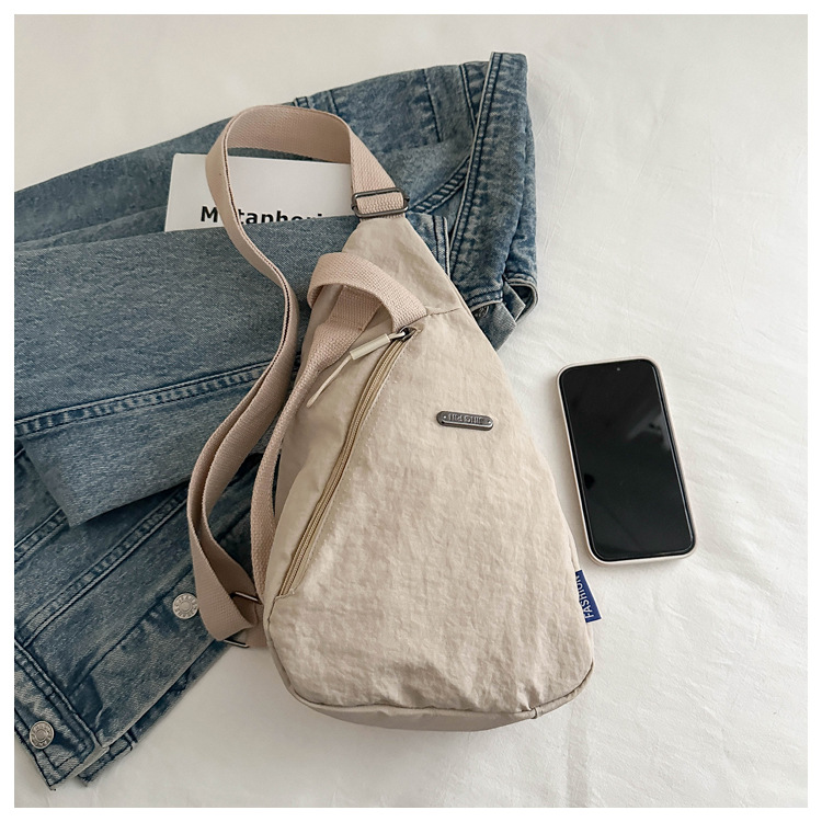 The new large-capacity, fashionable and versatile Korean casual chest bag for autumn and winter, as well as the simple travel canvas bag, are selling well among women undefined