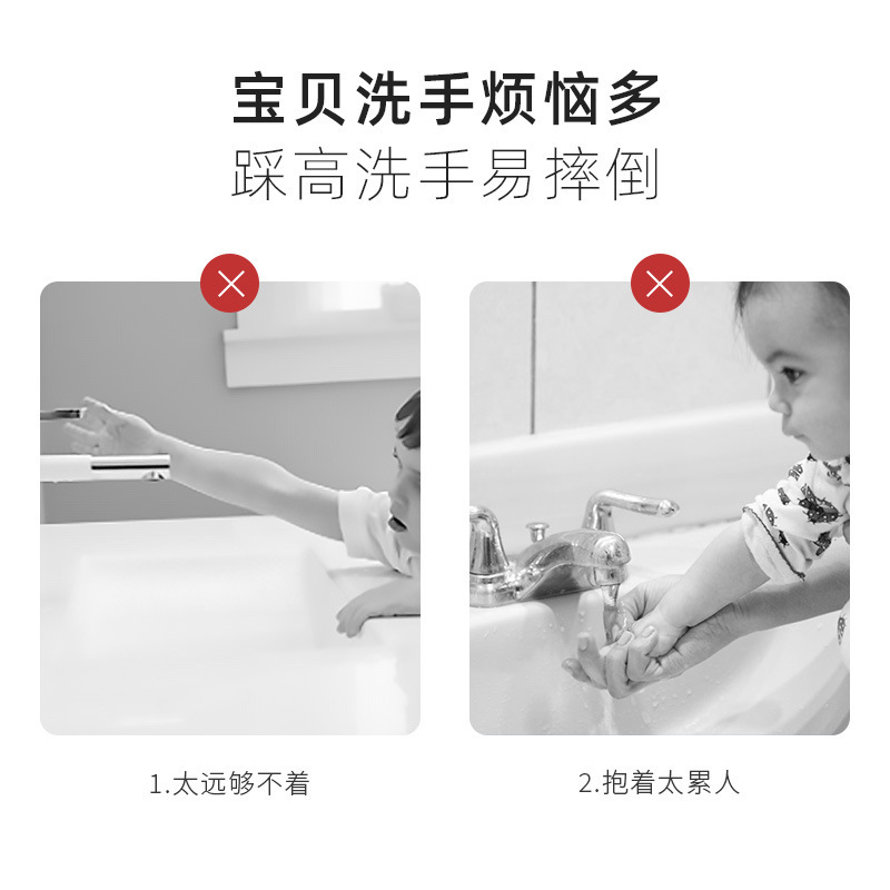 子供の蛇口の延長器の赤ちゃんは手を洗います。|undefined
