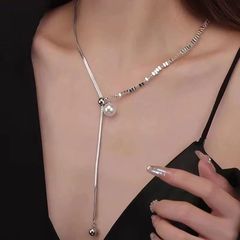 銀貨の真珠のネックレスの女性の軽豪華な高級感の引き出し式の鎖の鎖の小さい大衆の気質は精巧で洗練されています。