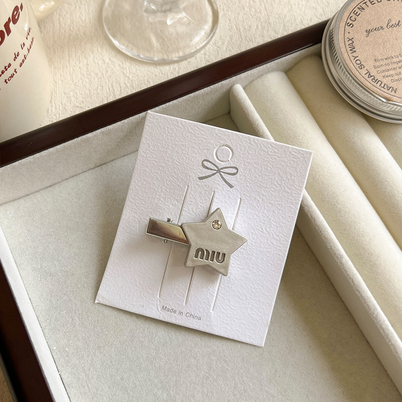 De metal de una sola palabra pico horquilla accesorios para el cabello femenino de alto grado estilo Chanel miumiu carta horquilla ins estilo clip lateral