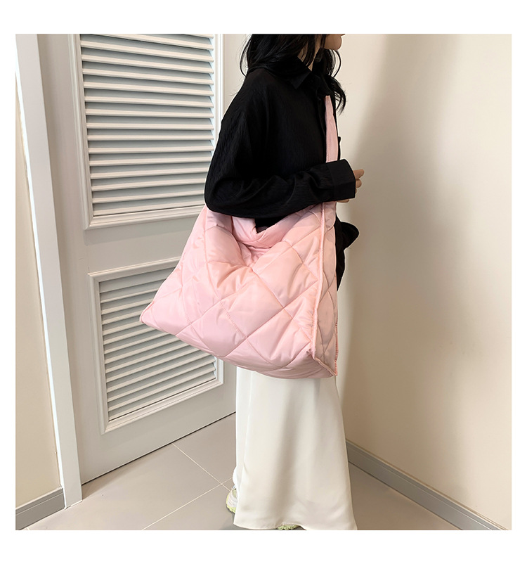 Women's Large Pu Leather Solid Color Lingge Streetwear Square Zipper Shoulder Bag display picture 13