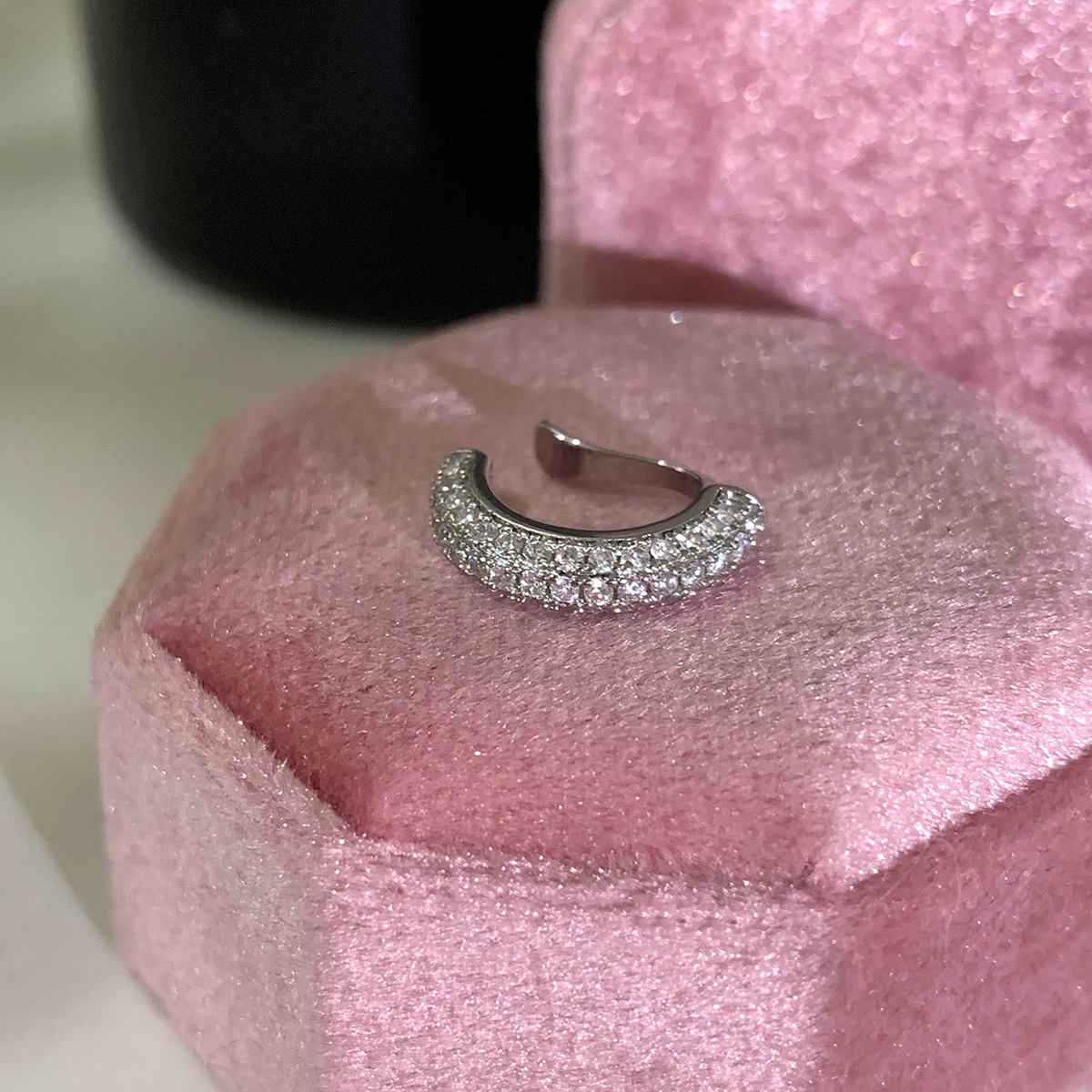 Hebilla de oreja brillante de gypsophila ~ Pendientes de anillo de oreja de diamante flash de medio círculo azul y blanco, anillo de hueso de oreja de nicho avanzado de moda femenina