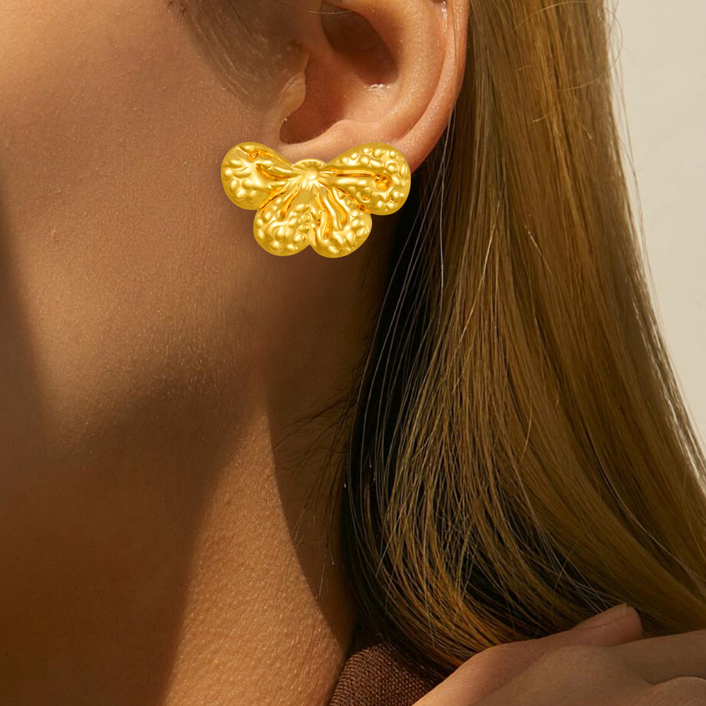 Europa y los Estados Unidos simple pétalos aretes de geometría de acero inoxidable para mujeres aretes de aire frío nicho temperamento aretes de diseño versátil