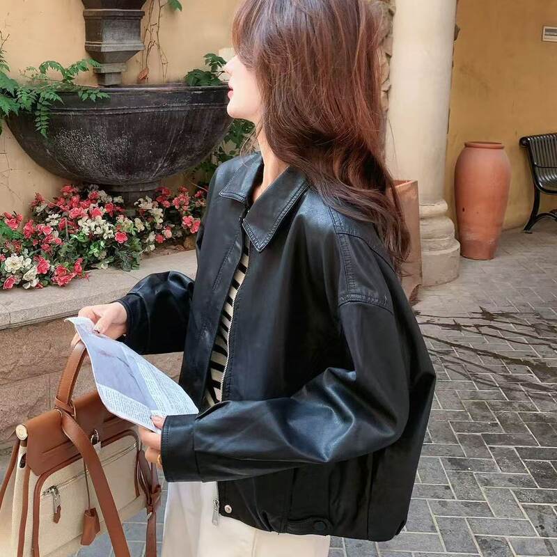 Áo khoác da PU nữ dáng ngắn cổ bẻ phong cách retro, form rộng, khóa kéo — màu đen