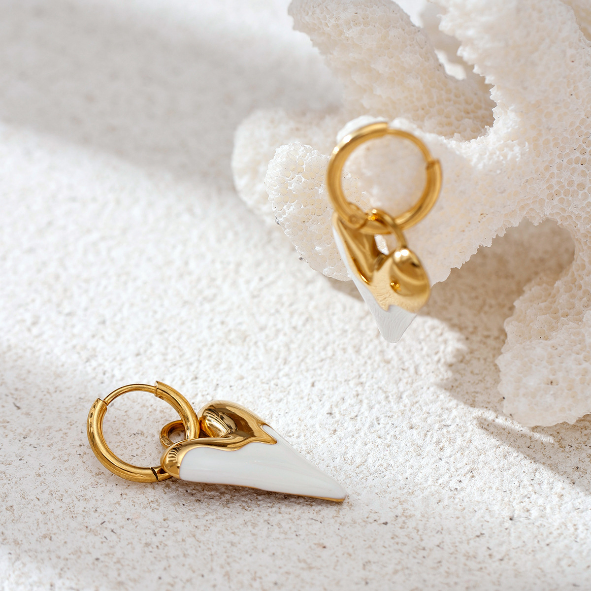 TENA Europa y los Estados Unidos pendientes de acero inoxidable lujo ligero nicho versátil amor mano goteo pendientes de aceite para mujeres no desvanecerse venta caliente