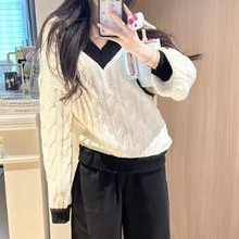 白色v领针织衫女秋季穿搭撞色拼接麻花毛衣设计感修身软糯上衣潮