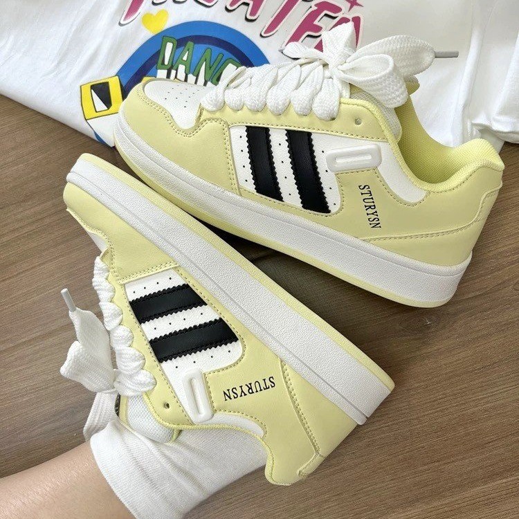 2026 primavera y otoño nuevos zapatos blancos casuales de estudiantes coreanos de moda universal diseño de dopamina zapatos de pan mujer