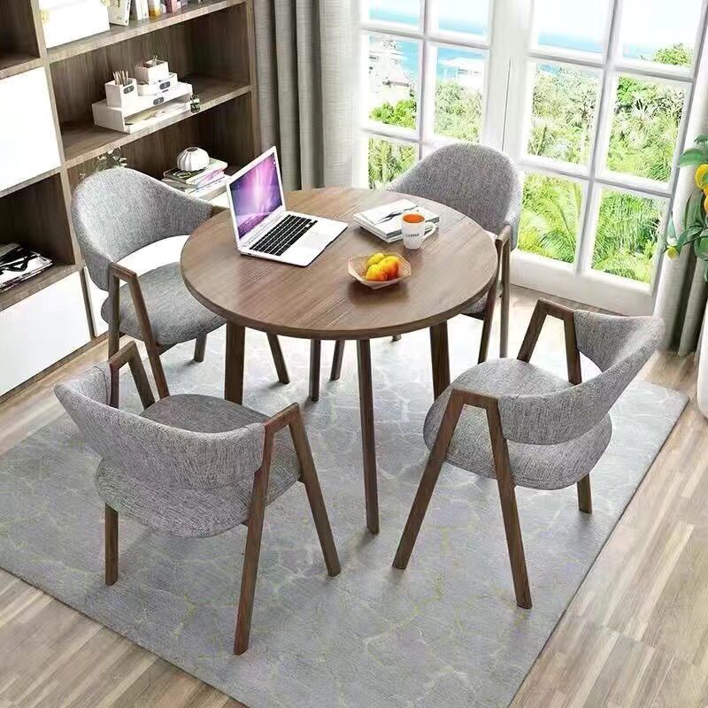 월넛 컬러의 테이블 상판 + 페더 의자