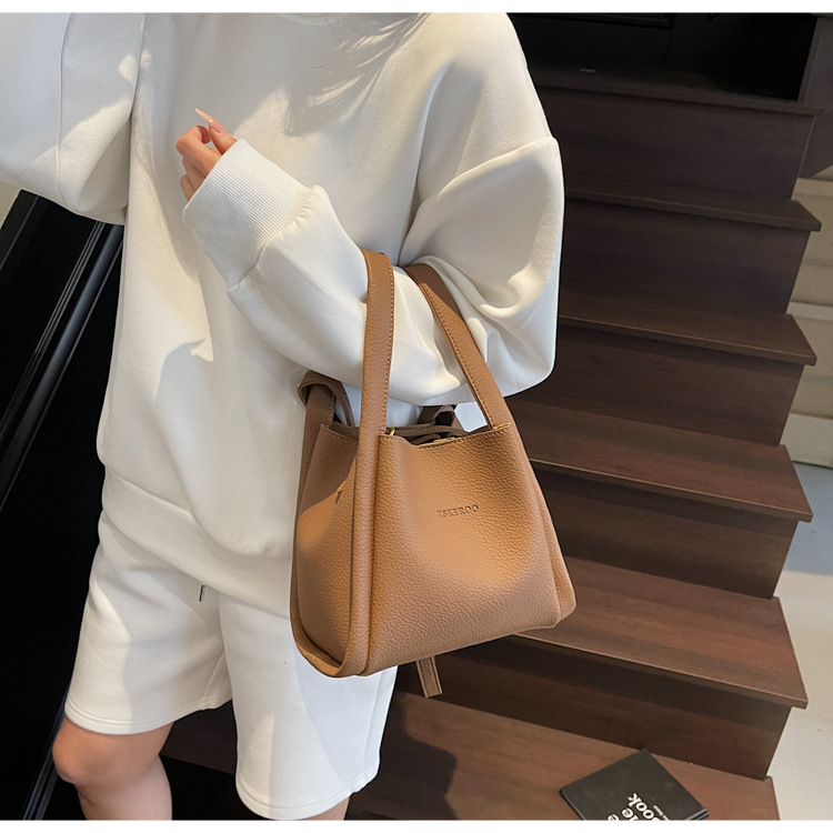 This year's popular bags for ladies are the 2025 new Korean-style simple and versatile crossbody bag and the retro commuting hand-held bucket bag undefined