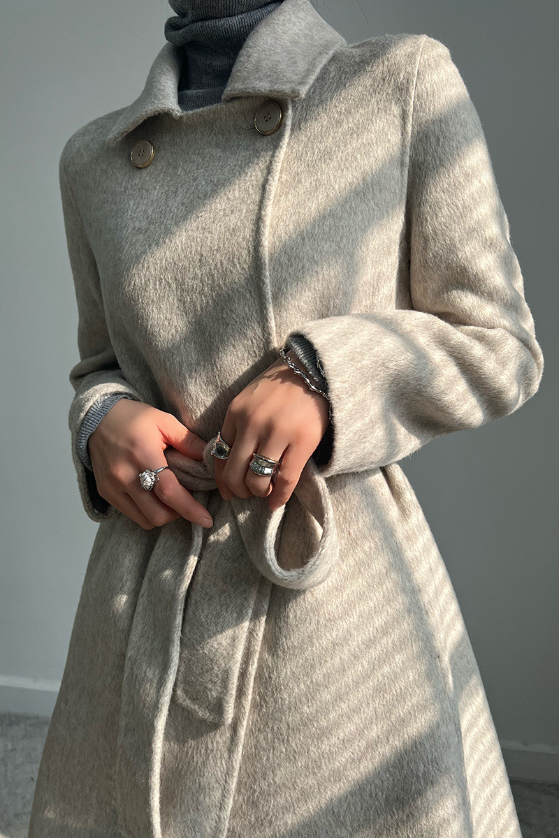 羊のキャメルケースのコートのウールの長いタイプのコートは子供の襟を修理します。