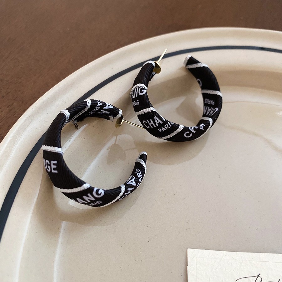 Pendientes geométricos con pliegues irregulares con cuentas de vidrio con aguja de plata Pendientes de alta calidad de temperamento negro Pendientes ligeros de lujo