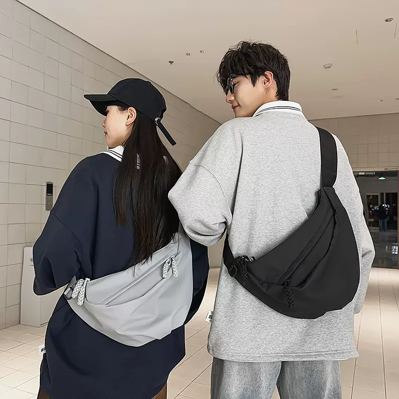 大版胸包女轻便百搭ins包2025新款休闲单肩包斜挎饺子包女包批发