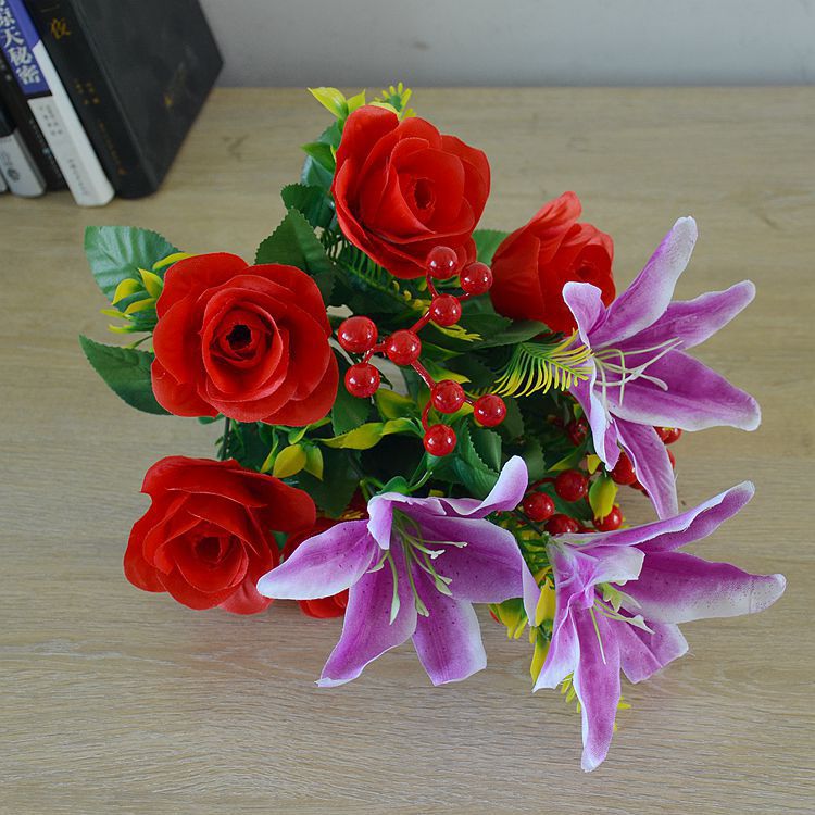 Venta al por mayor del fabricante: Ramo artificial de 12 cabezas de rosas nobles, lirios y frutos auspiciosos para bodas y eventos.