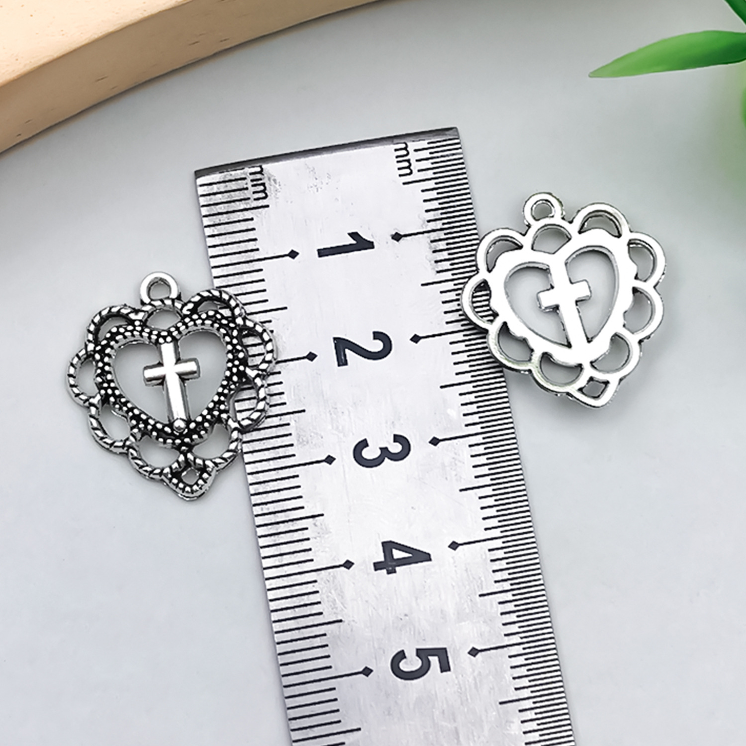 1 ancient silver hollow peach heart-shaped cross 19x21mm-1.4g-15842