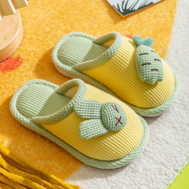 Invierno zapatillas de algodón para niños, niños y niñas, padres e hijos, bolsas de dibujos animados lindas, tacones antideslizantes para bebés en el interior, zapatillas de lana casera