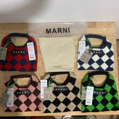 慈善団体マーニの毛糸バッグ、カラーブロック菱形ハンドバッグ、手編み、劉文と同じスタイル、マーニマーケット