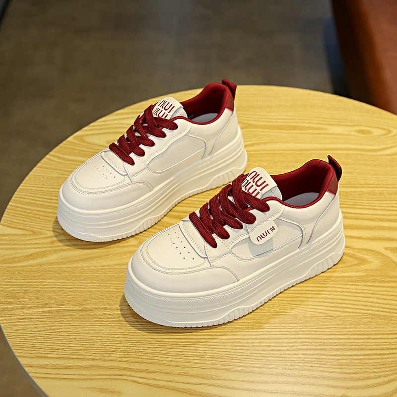 Muffin con suela gruesa zapatos blancos para mujeres 2025 nueva moda versátil cómodo ligero redondo correa zapatos de skate casuales