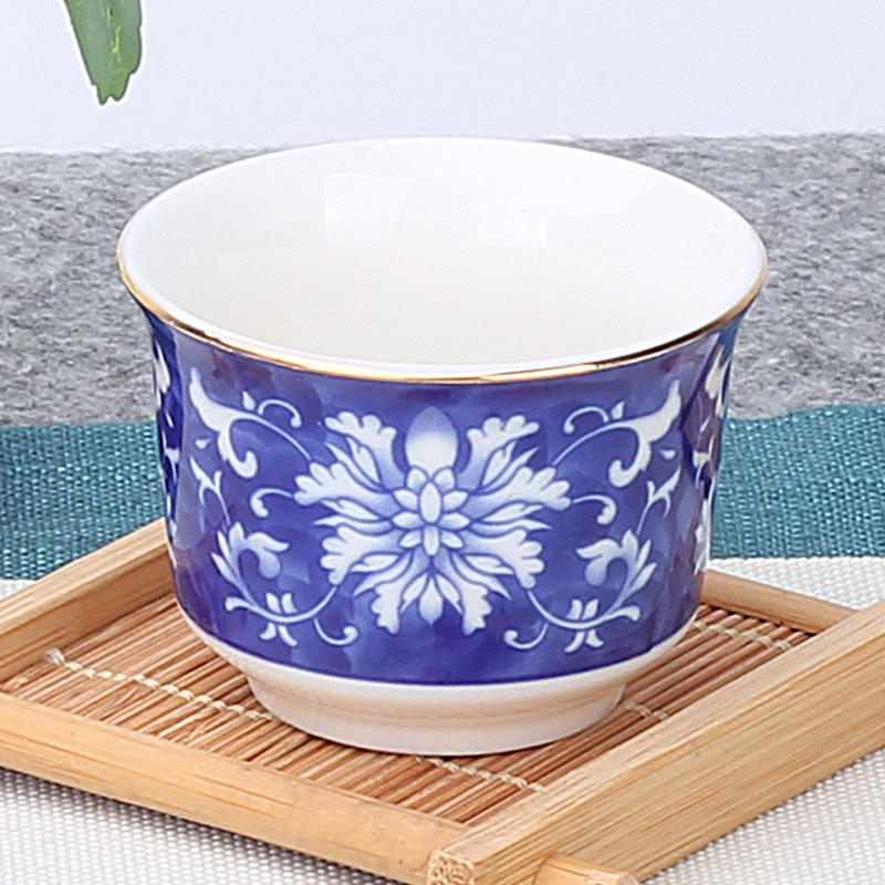 단일 찻잔 - 금색과 파란색 꽃