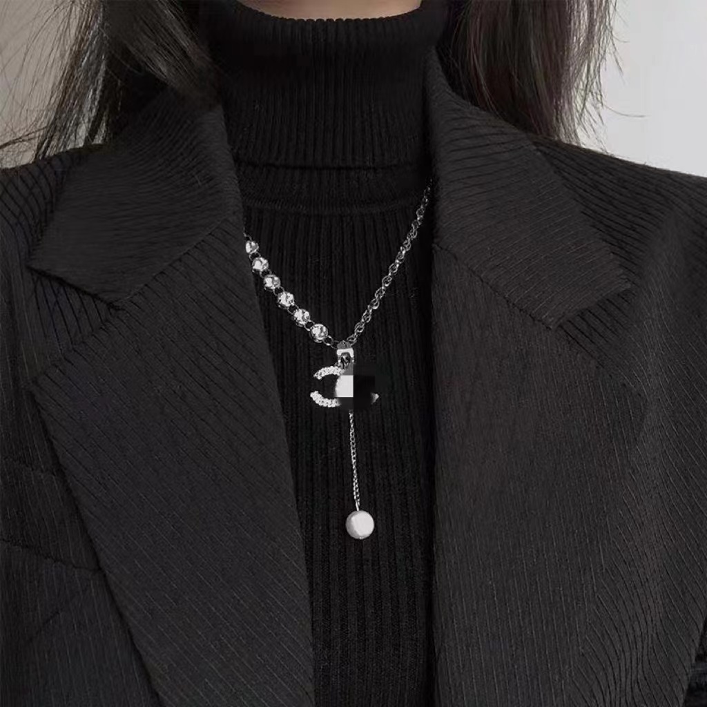 2023 nuevo doble C letra perla colgante suéter cadena de lujo en línea rojo grado superior otoño e invierno suéter cadena accesorios