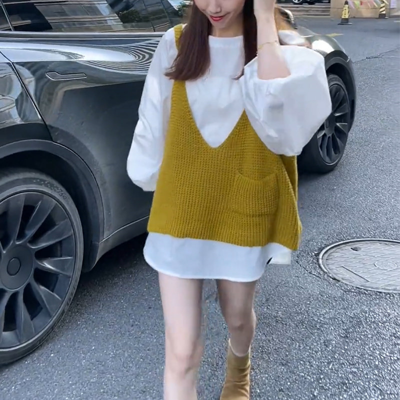 V-Neck Fashionable Design Korean Style Spring Short Sleeveless Knitted Vest for Outerwear, Loose Fit Layered Vest New Style for Women V-Neck Fashionable Design Korean Style Spring Short Sleeveless Knitted Vest for Outerwear, Loose Fit Layered Vest New Style for Women