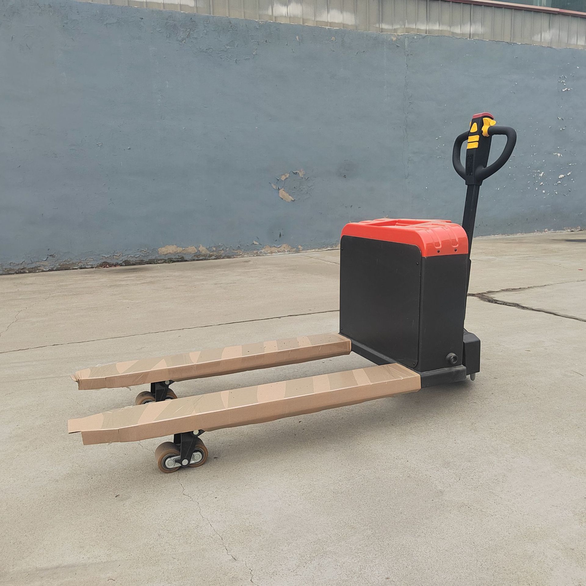 Carga y descarga hidráulica de carretilla elevadora de buey de piso de 2 toneladas de baterías eléctricas Ming Gong Q20 manejo de bandejas de almacenamiento