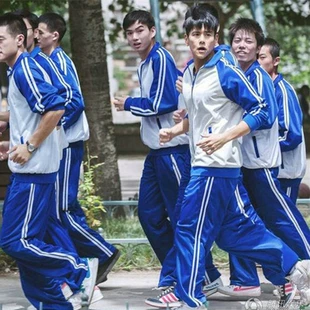 В спешке, форма того же года для той же школы, старшеклассник, классная форма, синее и белое спортивное школьное обмундирование колледжа