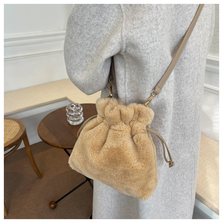 Autumn And Winter Plush Bag 2021 New Bags Women's Bag Ins Special-interest Shoulder Bag Furry Crossbody Bag Small Bucket Bag display picture 6